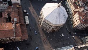 Piazza Duomo a Firenze è invasa dai grilli