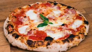 famiglia inglese è volata a Pisa solo per mangiare una pizza