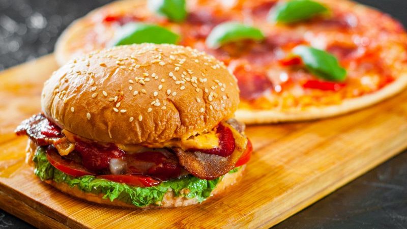 Hamburger e pizza