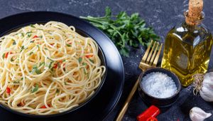 Rivista la ricetta della pasta aglio, olio e peperoncino
