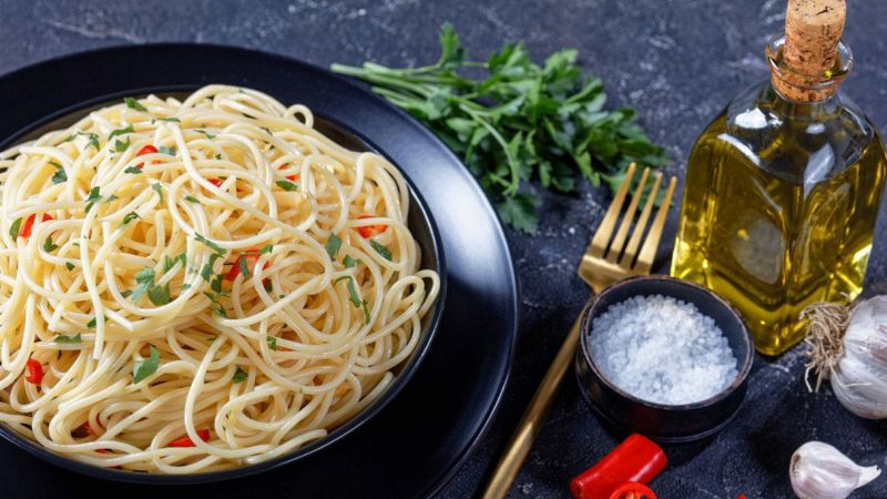 Rivista la ricetta della pasta aglio, olio e peperoncino