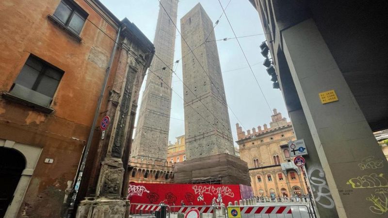 Garisenda di Bologna a rischio crollo