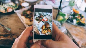 Al ristorante vino gratis se rinunci al cellulare