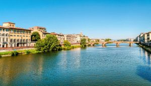 Isola galleggiante sul fiume Arno