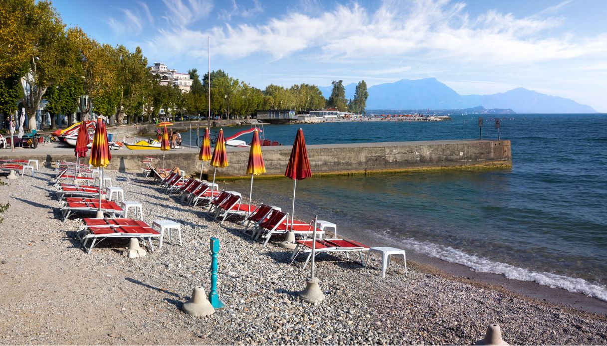 Pulisce le spiagge del lago di Garda: multa da 500 euro