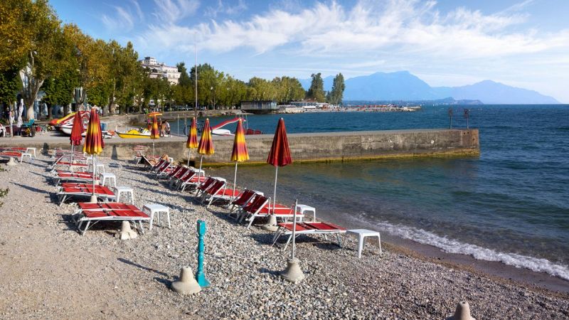 Multato per aver pulito la spiaggia di Desenzano