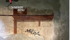 Sfregiata la parete di una domus a Ercolano
