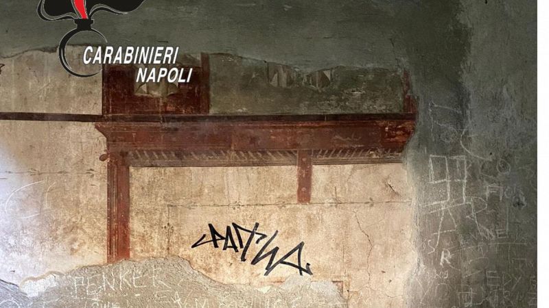Sfregiata la parete di una domus a Ercolano