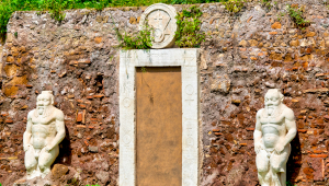 luoghi-misteriosi-italia-porta-alchemica-roma-simboli