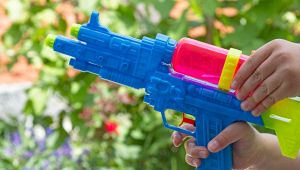 Pistole ad acqua contro i turisti