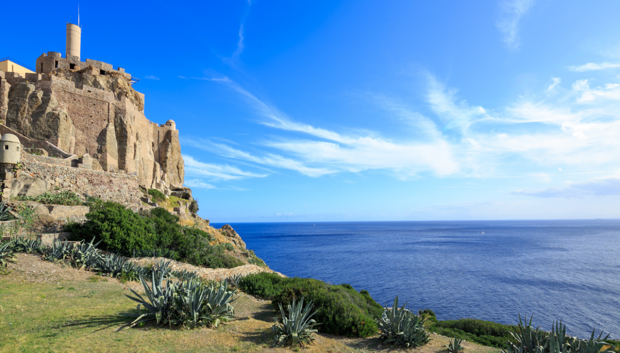 Storica fortezza di San Giorgio sull'isola di Capraia in vendita