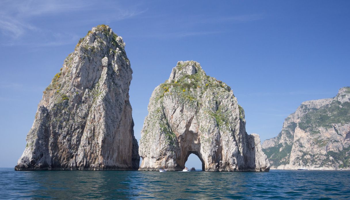 Folle moda tra i faraglioni di Capri