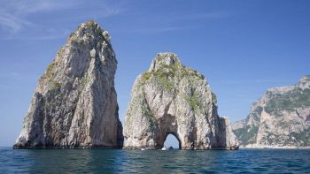 Folle moda tra i faraglioni di Capri