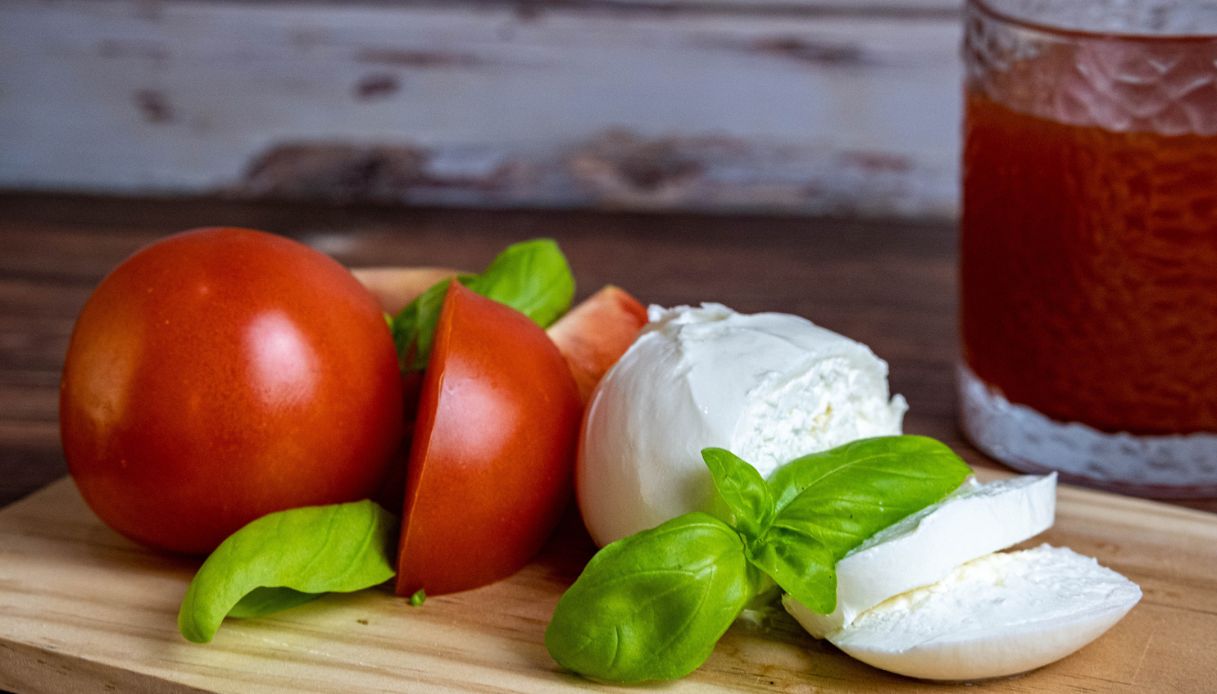 Granita di pomodoro grattugiata sulla burrata