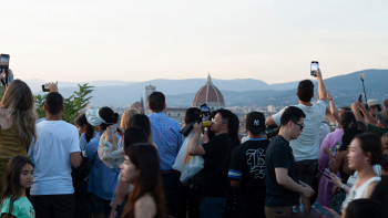 L'influencer Lisa Marie Proteau annuncia il suo addio polemico a Firenze