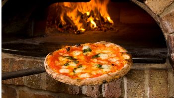 Pizza allo champagne a 1500 euro