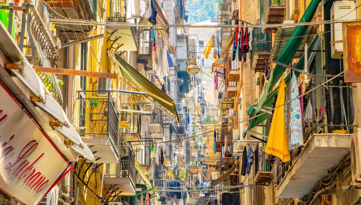 Napoli sembra una favela”