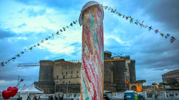 Il Pulcinella di Gaetano Pesce a Napoli