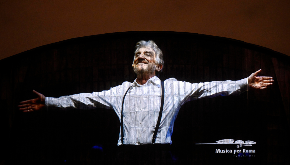 Tomba-monumento di Gigi Proietti inaugurata al Verano