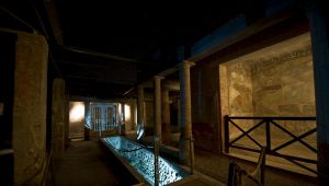 Turista a spasso di notte per gli scavi di Pompei