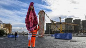 Vagina gigante a Napoli, polemiche sull'opera