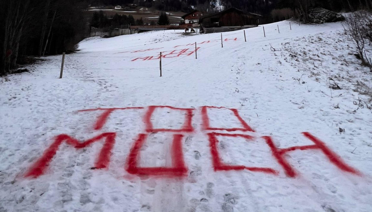 La protesta sulla neve delle Alpi di Siusi