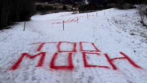 alpi-siusi-protesta-overtourism-scritte-neve