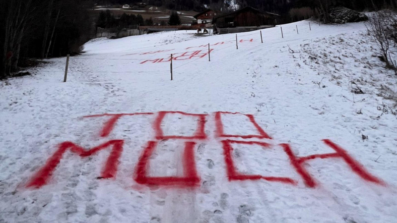 alpi-siusi-protesta-overtourism-scritte-neve
