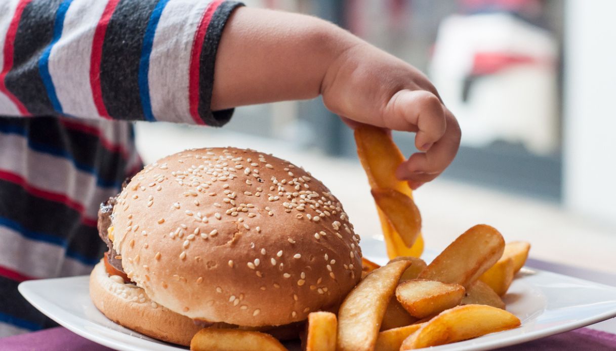 Bambino mangia hamburger