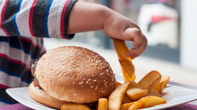 Bambino mangia hamburger