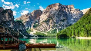 Lago di Braies, polemica sui parcheggi