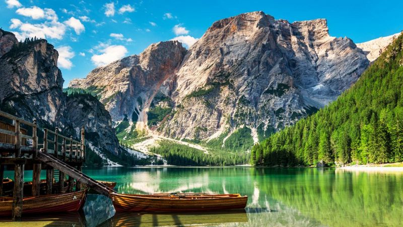 Lago di Braies, polemica sui parcheggi