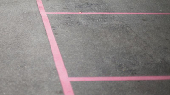 Nuove strisce rosa parcheggio Milano