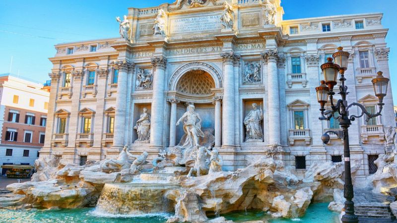 Sposi si tuffano alla Fontana di Trevi