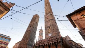 Garisenda, annunciato allarme crollo