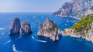 Nave da crociera fa l'inchino a Capri