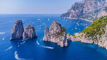 Faraglioni di Capri, Nave da crociera fa l'inchino