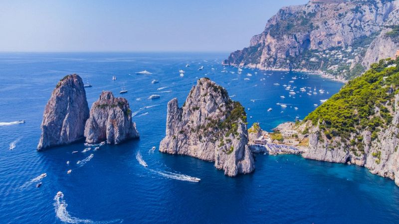 Nave da crociera fa l'inchino a Capri