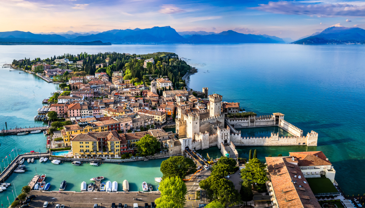 Sirmione presa d’assalto dai turisti nel ponte del 1° Maggio