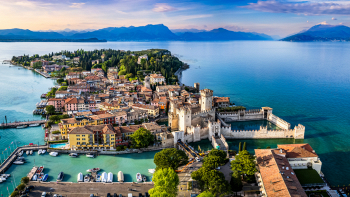 Sirmione presa d’assalto dai turisti nel ponte del 1° Maggio