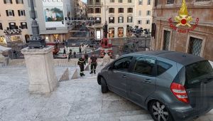 Auto sulla scalinata di Trinità dei Monti