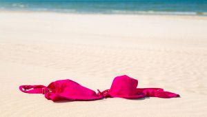 Caso topless sulla spiaggia italiana