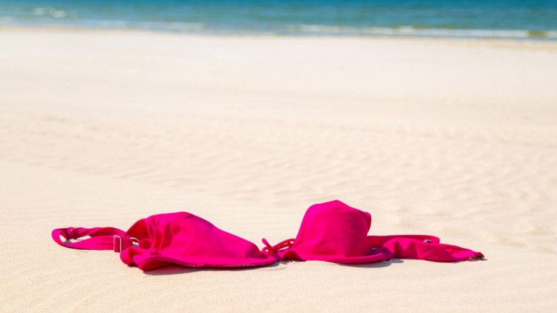 Caso topless sulla spiaggia italiana