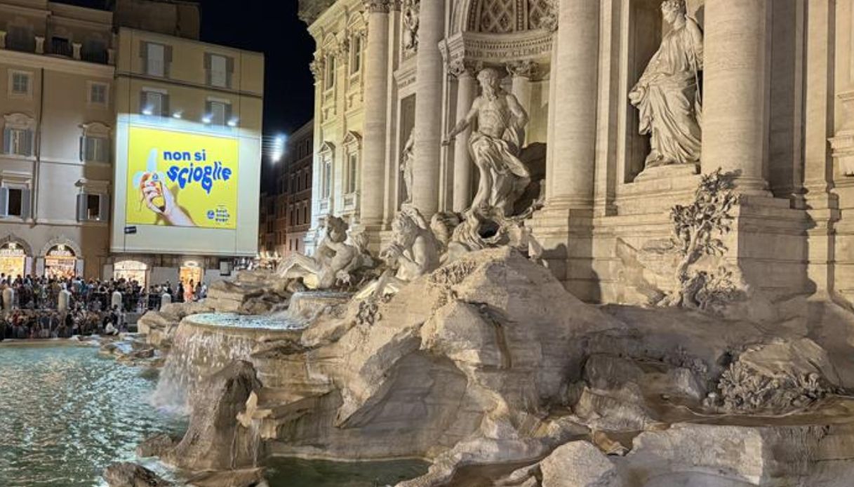 Fontana di trevi e il maxi cartellone 