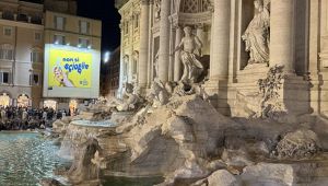 Fontana di Trevi e il maxi cartellone