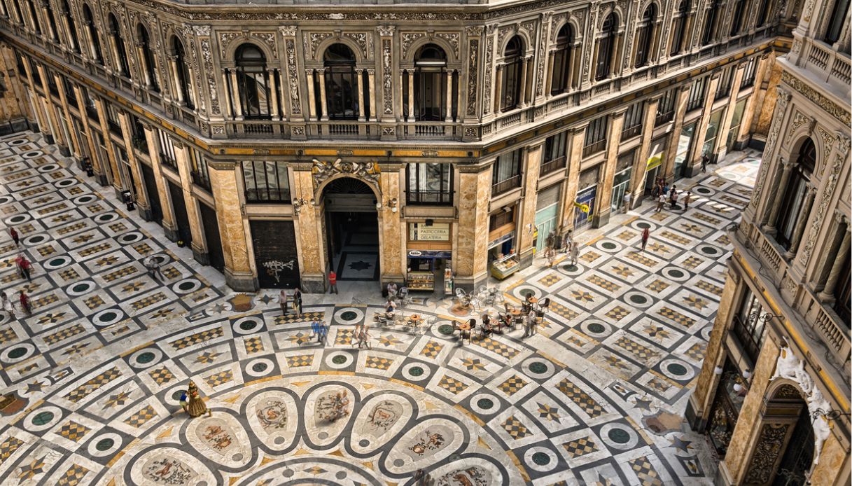 Pattinaggio in Galleria Umberto I a Napoli