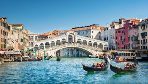 Venezia, tassa da 100 euro per i turisti