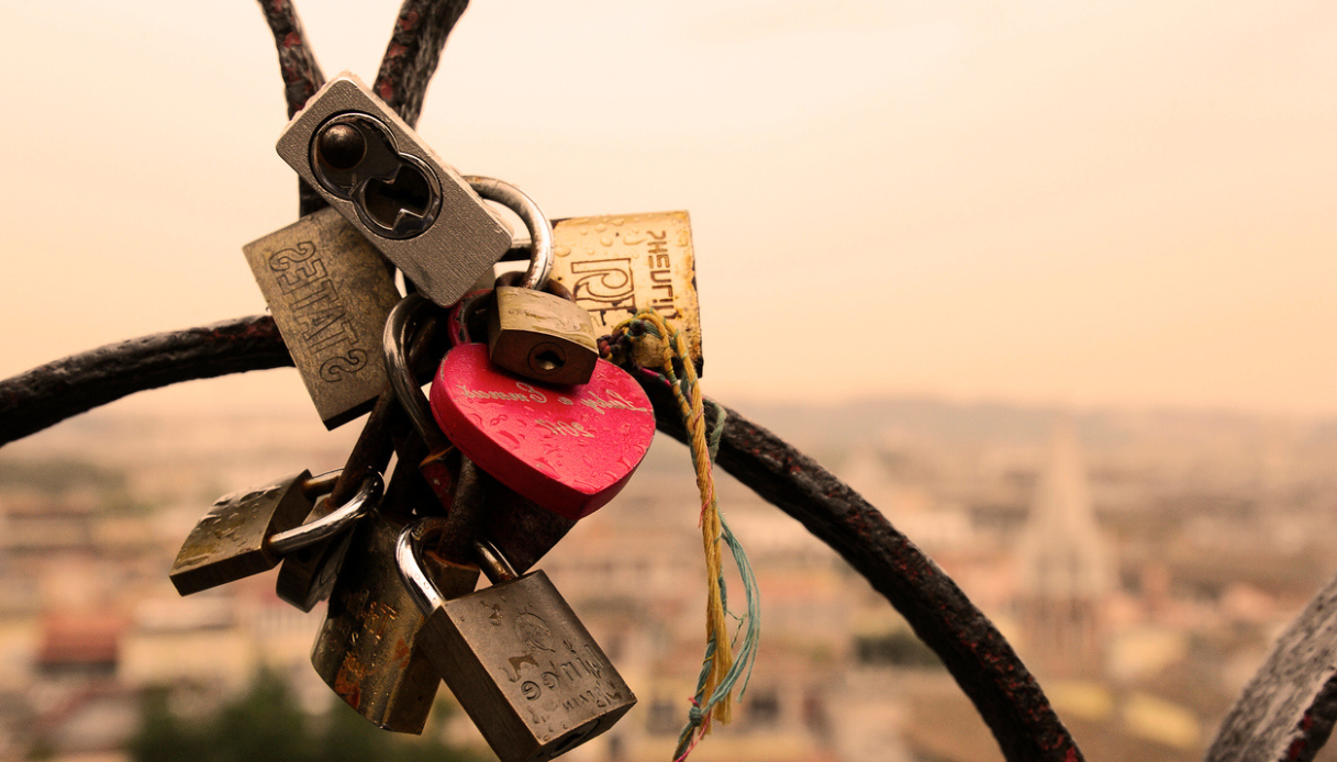 Lucchetti d’amore da Ponte Milvio al Colosseo
