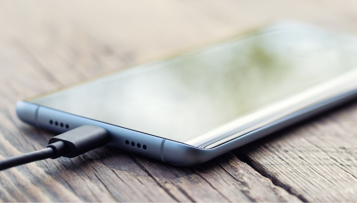 Smartphone in ricarica
