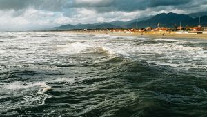 Spiaggia mare mosso